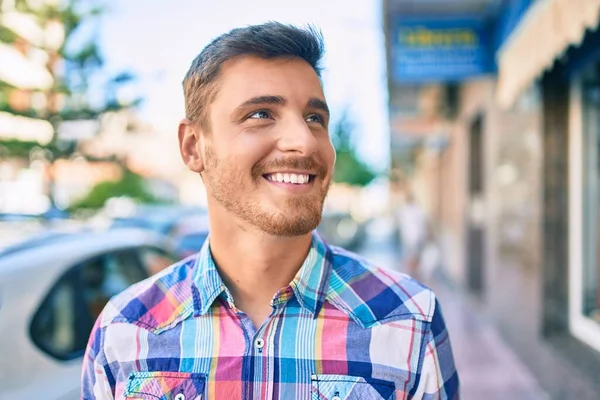 Ung Kaukasisk Man Ler Glad Promenader Stan — Stockfoto