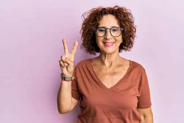 Hermosa Mujer Madura Mediana Edad Con Ropa Casual Gafas Sonriendo —  Fotos de Stock