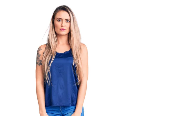 Ung Vacker Blond Kvinna Bär Casual Ärmlös Shirt Med Allvarliga — Stockfoto