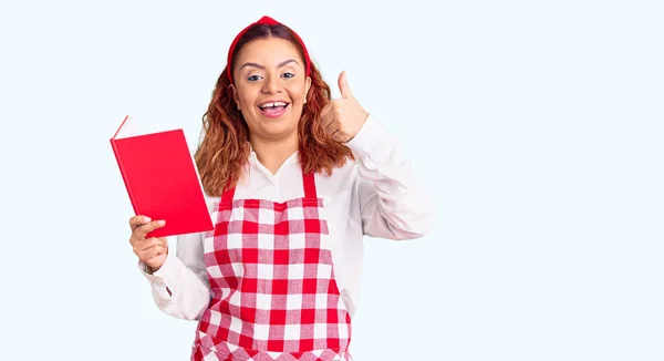 Mujer Latina Joven Usando Delantal Sosteniendo Libro Recetas Sonriendo Feliz —  Fotos de Stock