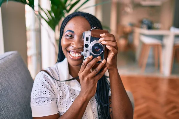 Jong Afrikaans Amerikaans Vrouw Glimlachen Gelukkig Met Behulp Van Camera — Stockfoto