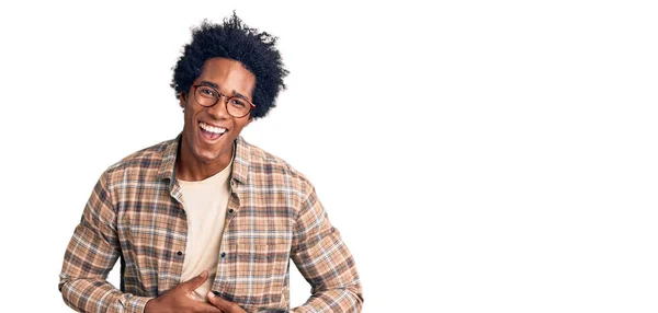 Schöner Afrikanisch Amerikanischer Mann Mit Afrohaaren Lässiger Kleidung Und Brille — Stockfoto