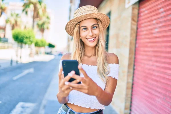 Jovem Loira Turista Menina Sorrindo Feliz Usando Smartphone Cidade — Fotografia de Stock