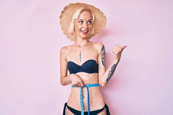 Jeune Femme Blonde Avec Tatouage Portant Bikini Aide Ruban Mesurer — Photo