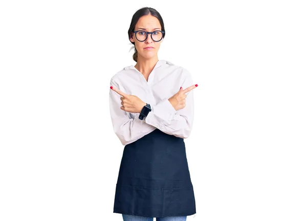 Profesyonel Garson Önlüğü Giymiş Güzel Esmer Bir Kadın Her Iki — Stok fotoğraf