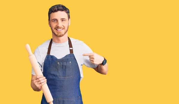 Guapo Joven Con Oso Vistiendo Delantal Panadero Profesional Sosteniendo Amasar — Foto de Stock