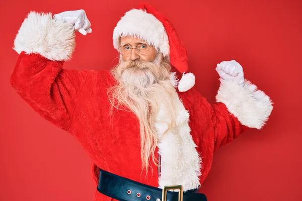 Starý Starší Muž Šedivými Vlasy Dlouhými Vousy Tradičním Kostýmu Santa — Stock fotografie