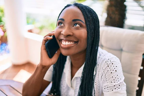 Молодая Африканская Американка Улыбается Счастливой Используя Смартфон Террасе — стоковое фото
