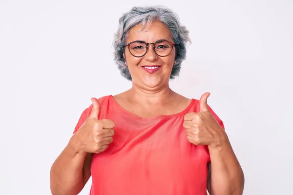 Senior Latino Grijsharige Vrouw Draagt Casual Kleding Glazen Succes Teken — Stockfoto