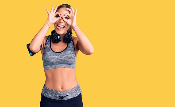 Joven Mujer Hispana Hermosa Usando Ropa Gimnasio Usando Auriculares Haciendo —  Fotos de Stock