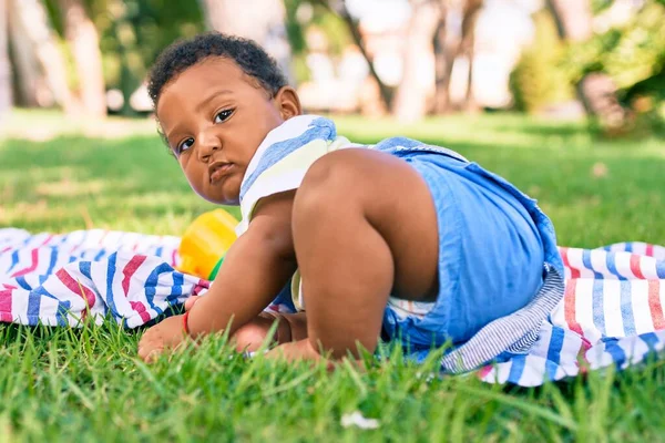 Adorable Bambin Potelé Afro Américain Assis Sur Herbe Parc — Photo