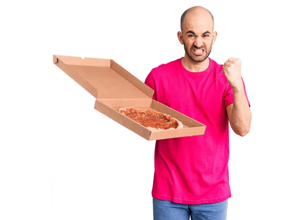 Joven Hombre Guapo Sosteniendo Entrega Pizza Caja Cartón Molesto Frustrado —  Fotos de Stock