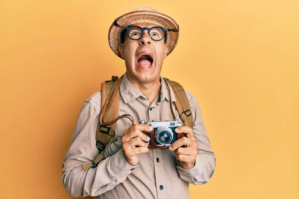 Homem Careca Meia Idade Usando Chapéu Explorador Câmera Vintage Irritado — Fotografia de Stock