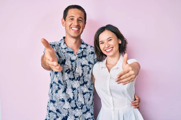 Schönes Paar Legerer Kleidung Freundlich Lächelnd Und Handschlag Zur Begrüßung — Stockfoto