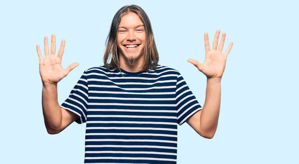 Hombre Caucásico Guapo Con Pelo Largo Usando Casual Rayas Camiseta —  Fotos de Stock