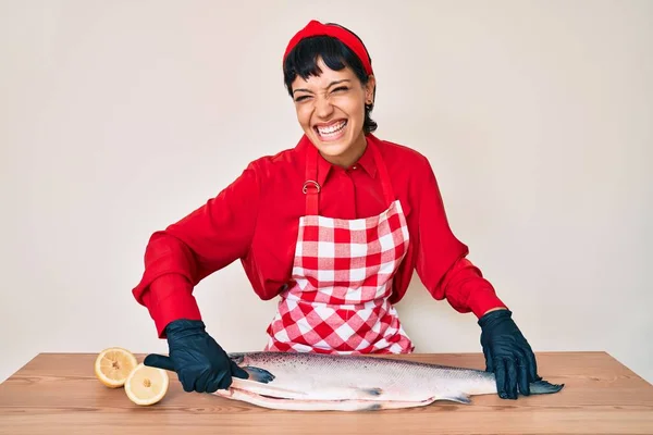 Mulher Bonita Morena Peixeiro Vendendo Salmão Cru Fresco Sorrindo Rindo — Fotografia de Stock