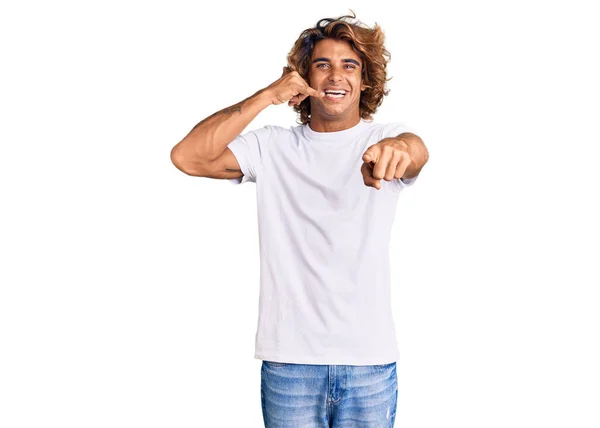 Jeune Homme Hispanique Portant Shirt Blanc Décontracté Souriant Faisant Parler — Photo