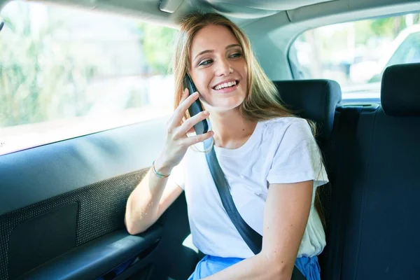 Young Beautiful Blonde Woman Smiling Happy Sitting Car Talking Smartphone — Stock Photo, Image