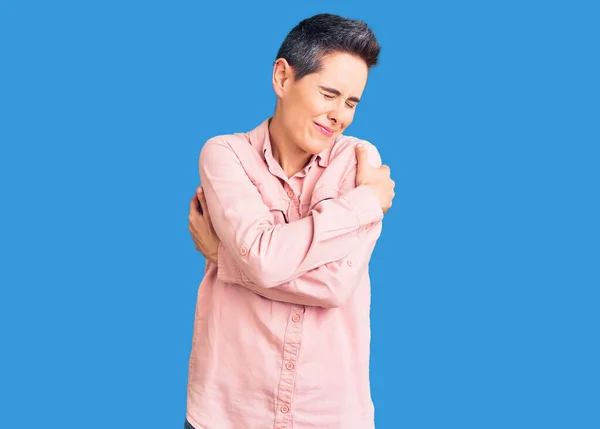 Jovem Com Cabelo Curto Vestindo Roupas Casuais Abraçando Feliz Positivo — Fotografia de Stock