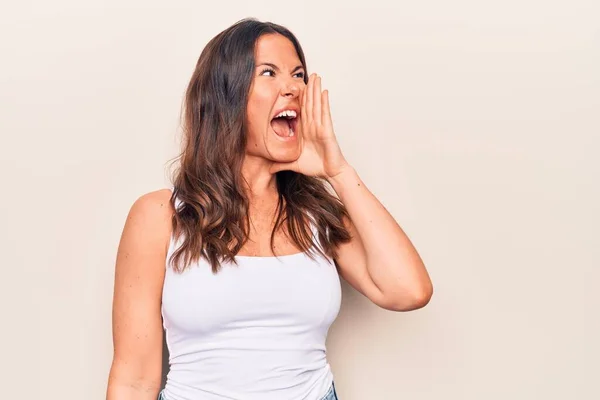 Jonge Mooie Brunette Vrouw Draagt Casual Shirt Staan Geïsoleerde Witte — Stockfoto