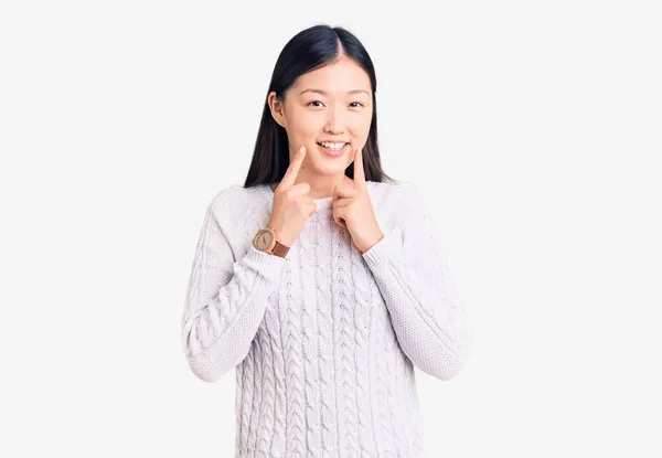 Jonge Mooie Chinese Vrouw Dragen Casual Trui Glimlachen Met Open — Stockfoto