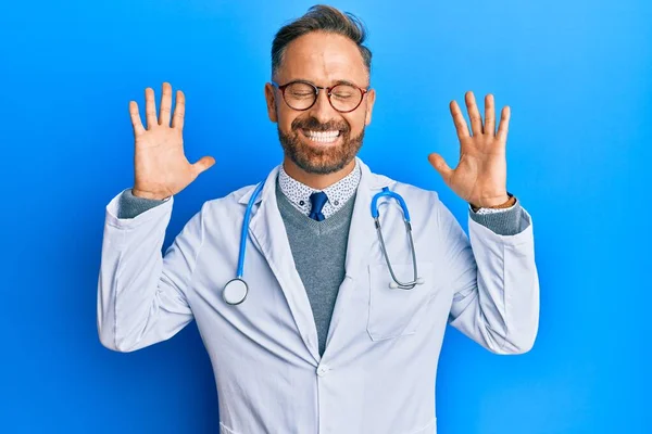 Hombre Guapo Mediana Edad Vistiendo Uniforme Médico Estetoscopio Celebrando Loco — Foto de Stock