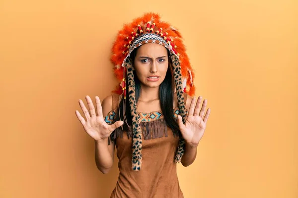 穿着印第安服装的年轻的黑发女人害怕 害怕地表情 用手停止手势 震惊地大叫 恐慌概念 — 图库照片