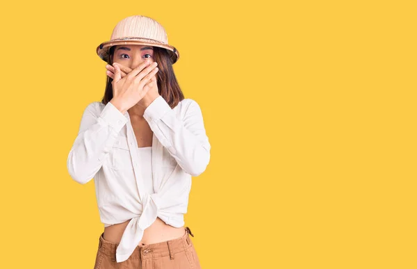 Jong Mooi Chinees Meisje Draagt Ontdekkingsreiziger Hoed Geschokt Bedekken Mond — Stockfoto