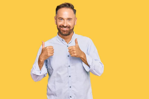 Schöner Mann Mittleren Alters Business Hemd Erfolgszeichen Tut Positive Geste — Stockfoto