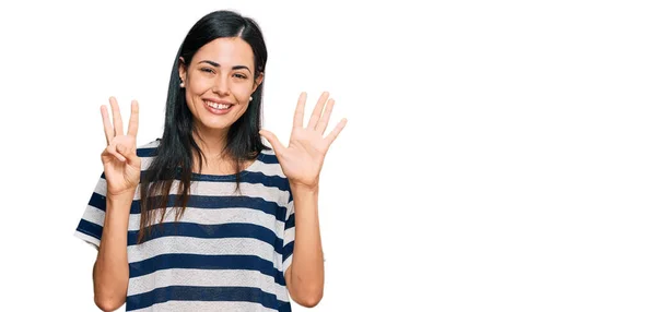 Mulher Bonita Vestindo Roupas Casuais Mostrando Apontando Para Cima Com — Fotografia de Stock