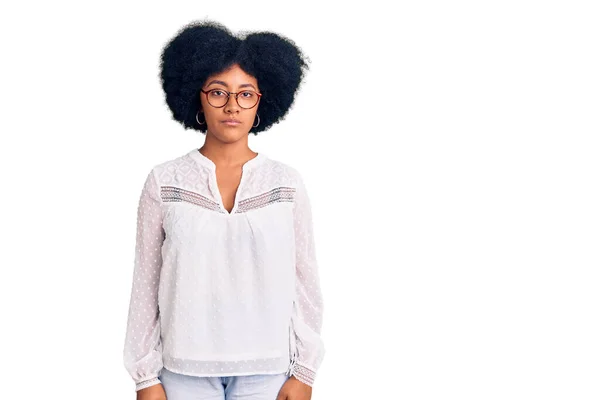 Jong Afrikaans Amerikaans Meisje Casual Kleding Met Een Serieuze Uitdrukking — Stockfoto