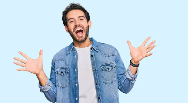 Giovane Uomo Ispanico Indossa Abiti Casual Che Celebrano Pazzo Stupito — Foto Stock