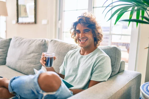 Jonge Spaanse Man Glimlacht Gelukkig Lezen Boek Het Drinken Van — Stockfoto