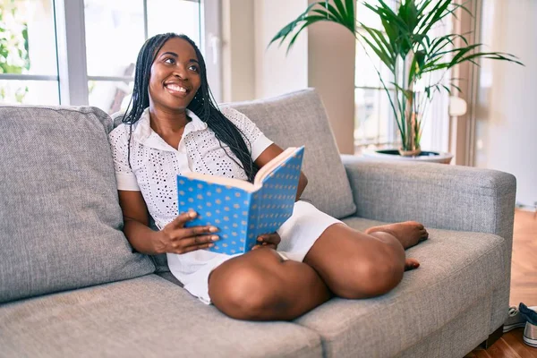 Joven Afroamericana Americana Sonriendo Feliz Lectura Libro Casa —  Fotos de Stock