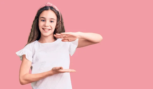 Linda Niña Hispana Con Camiseta Blanca Casual Haciendo Gestos Con —  Fotos de Stock