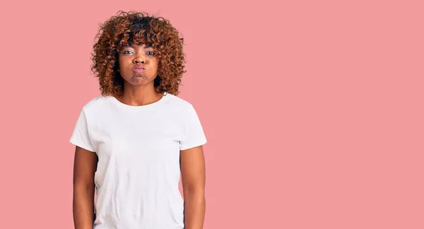 Jonge Afro Amerikaanse Vrouw Draagt Casual Witte Tshirt Puffen Wangen — Stockfoto