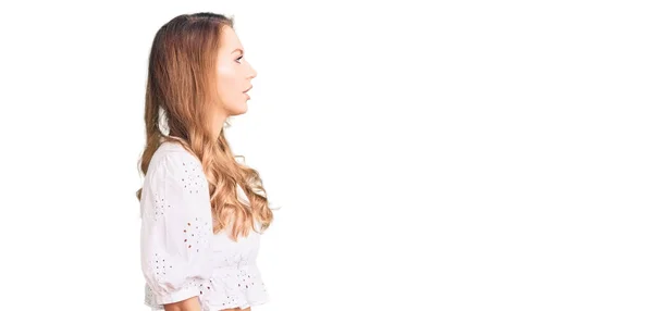 Junge Kaukasische Frau Mit Blonden Haaren Trägt Elegantes Sommer Shirt — Stockfoto