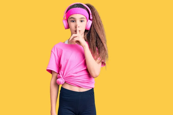 Carino Ispanico Bambino Ragazza Indossa Abiti Palestra Utilizzando Cuffie Chiedendo — Foto Stock