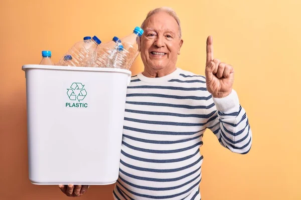 Senior Bonito Homem Cabelos Grisalhos Reciclagem Segurando Cesto Cheio Garrafas — Fotografia de Stock