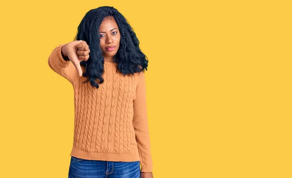 Güzel Afro Amerikan Kadın Gündelik Süveter Giyiyor Mutsuz Kızgın Görünüyor — Stok fotoğraf