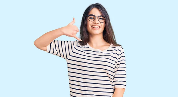 Morena Adolescente Con Ropa Casual Gafas Sonriendo Haciendo Gesto Del — Foto de Stock