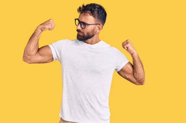 Jeune Homme Hispanique Portant Des Vêtements Décontractés Des Lunettes Montrant — Photo