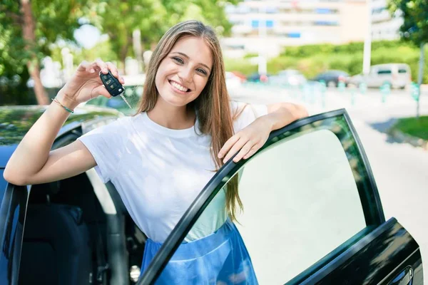 Νεαρή Όμορφη Ξανθιά Γυναίκα Χαμογελά Ευτυχισμένη Οδήγηση Αυτοκινήτου — Φωτογραφία Αρχείου