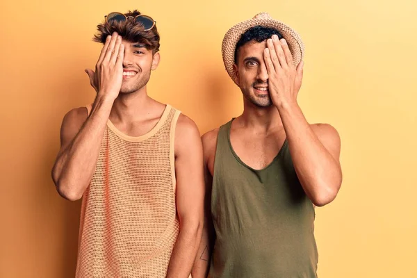 Jong Gay Paar Dragen Zomer Kleding Bedekking Een Oog Met — Stockfoto