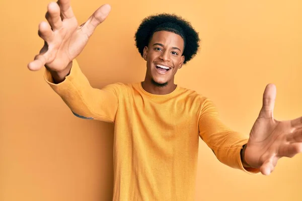 Afrikansk Amerikansk Man Med Afro Hår Bär Casual Kläder Tittar — Stockfoto
