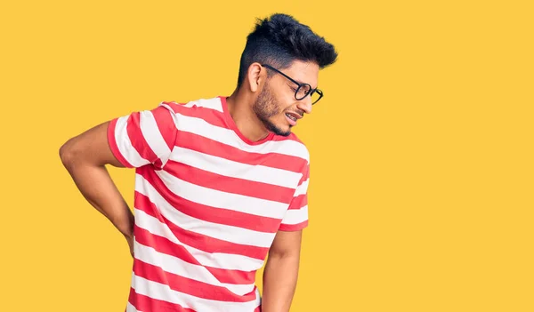 Hombre Joven Latinoamericano Guapo Usando Ropa Casual Gafas Que Sufren — Foto de Stock