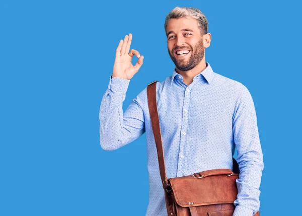 Joven Hombre Rubio Guapo Usando Camisa Elegante Sosteniendo Maletín Haciendo —  Fotos de Stock