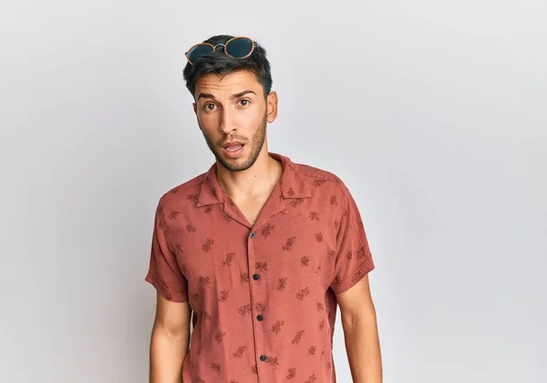 Junger Gutaussehender Mann Lässiger Sommerkleidung Mit Schockiertem Gesicht Sieht Skeptisch — Stockfoto