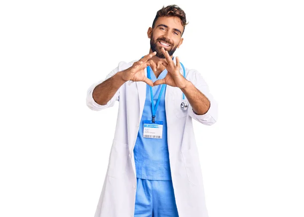 Joven Hombre Hispano Vistiendo Uniforme Médico Estetoscopio Sonriendo Amor Haciendo —  Fotos de Stock