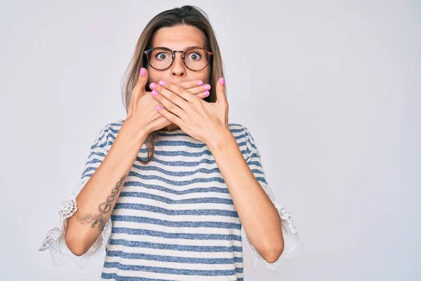 Beautiful Caucasian Woman Wearing Casual Clothes Glasses Shocked Covering Mouth — Stock Photo, Image